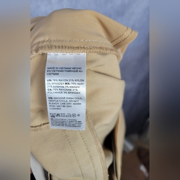 CHICO'S 2(L-12) BEIGE PULL ON TUMMY CONTROL STRETCH CAPRIS PANTS - Picture 11 of 11